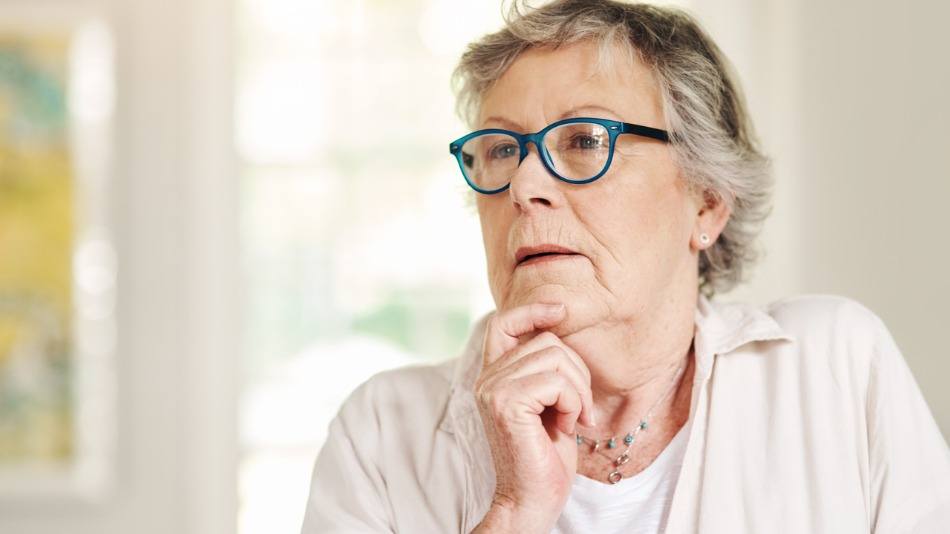 estimulación cognitiva, una mujer anciana pensando 