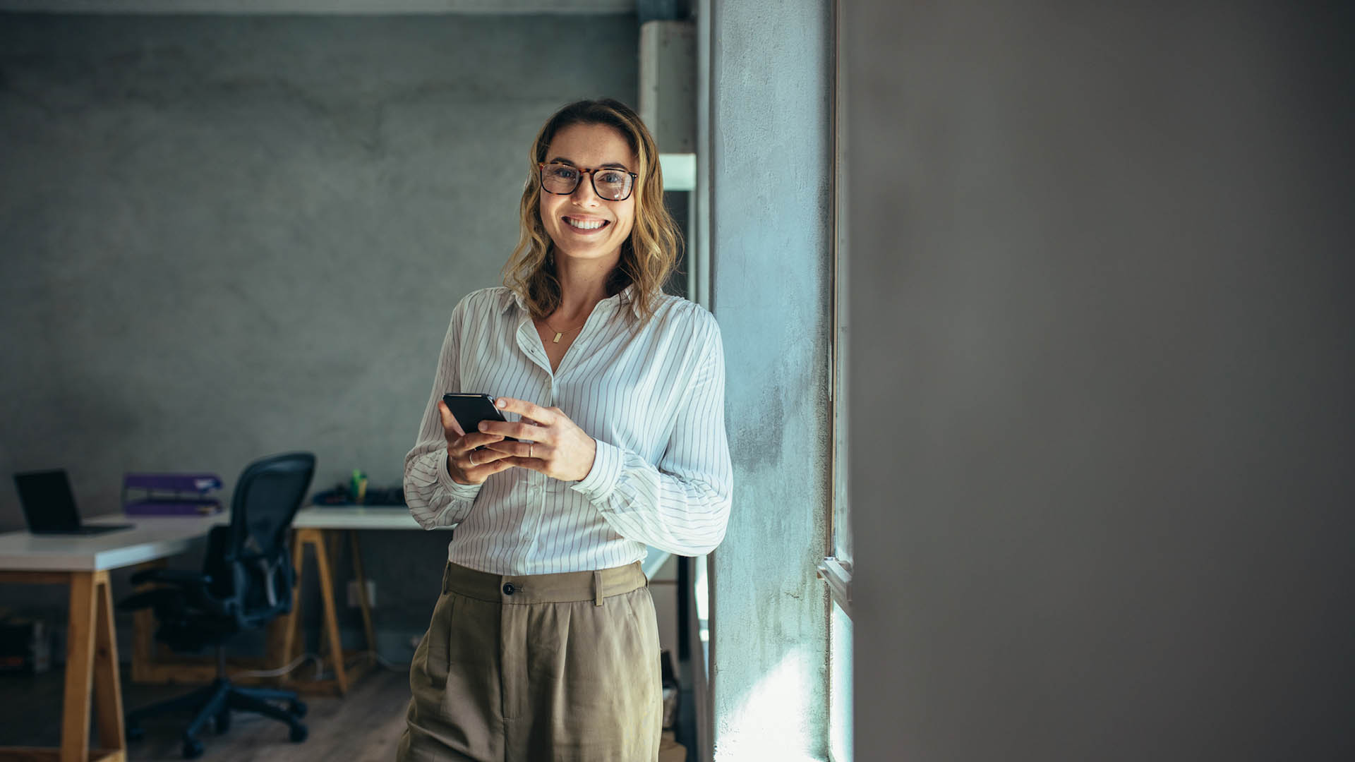 Mujer de empresa sonriente en el trabajo en la oficina