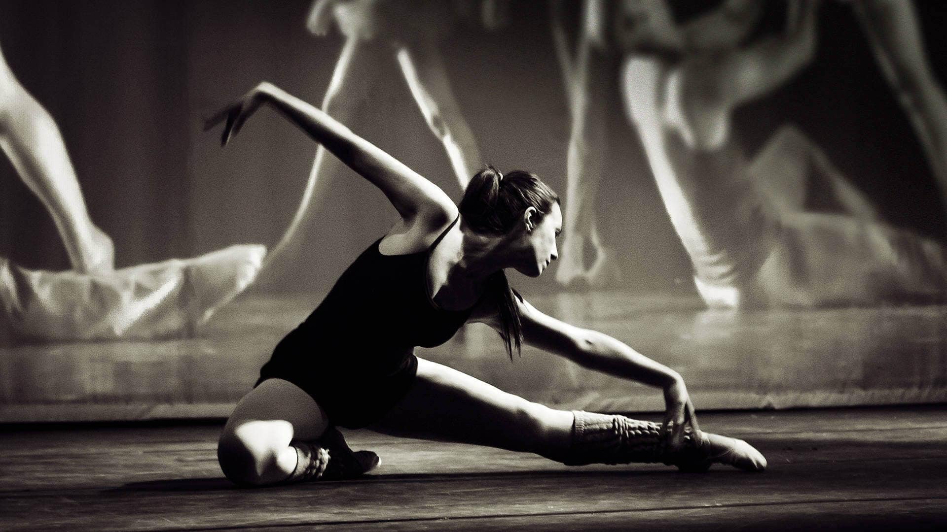 Maestra de danza dando clases de baile como ejemplo de estudio de un egresado en el Máster en Investigación en Danza en UNIR.