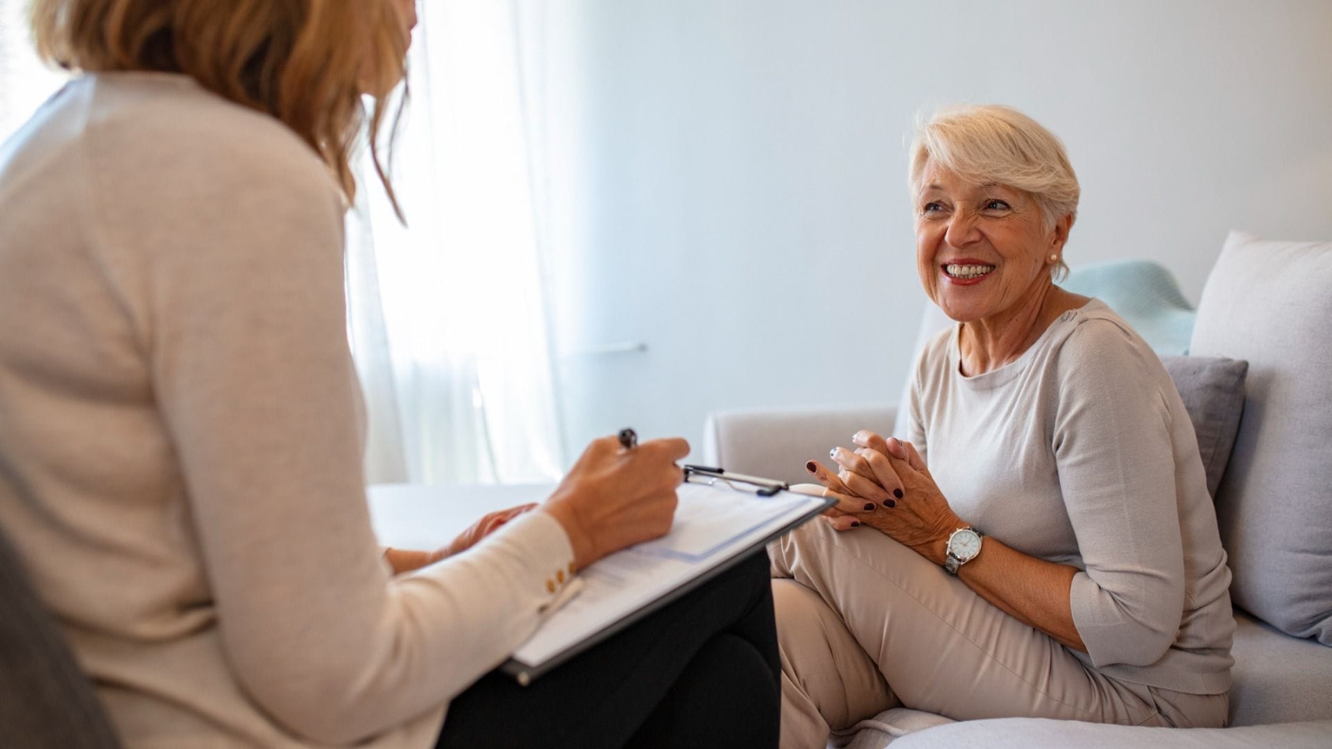 Especialistas con formación en geriatría tras cursar el Master en Gerontología Online de UNIR